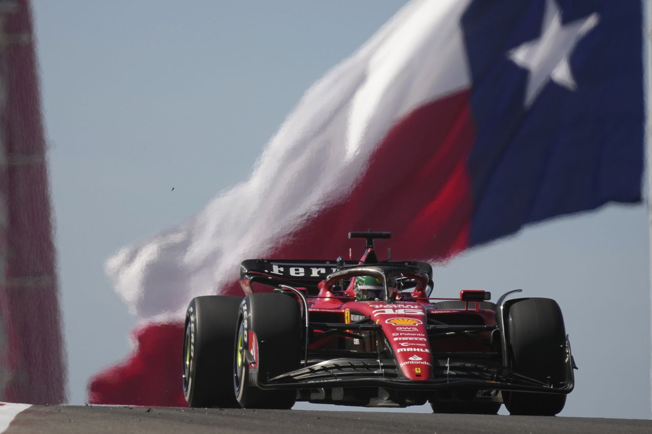 El piloto de Ferrari Charles Leclerc de Mónaco realiza una curva durante una sesión de práctica para la carrera de autos del Gran Premio de Estados Unidos de Fórmula Uno en el Circuito de las Américas, el viernes 20 de octubre de 2023, en Austin, Texas. (Foto AP/Eric Gay)
