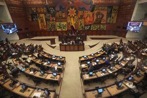 Los legisladores celebran una sesión para decidir si continúan el proceso que podría conducir a la destitución del presidente Guillermo Lasso, acusado de presunta malversación de fondos públicos, en la Asamblea Nacional en Quito