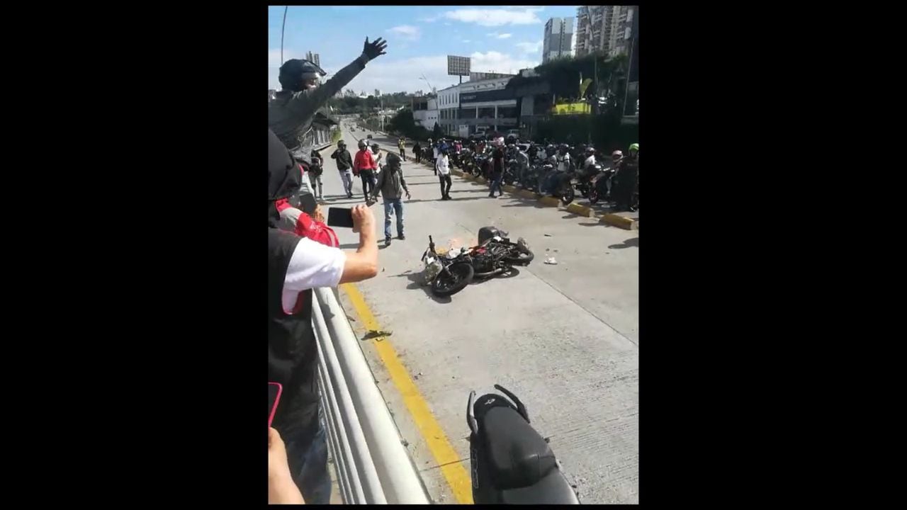 Motociclistas en Bucaramanga protestaron por un accidente que acabó con la vida de un motociclista.