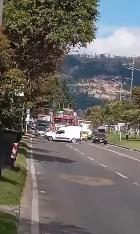 Una tractomula arrolló a una camioneta en Bogotá