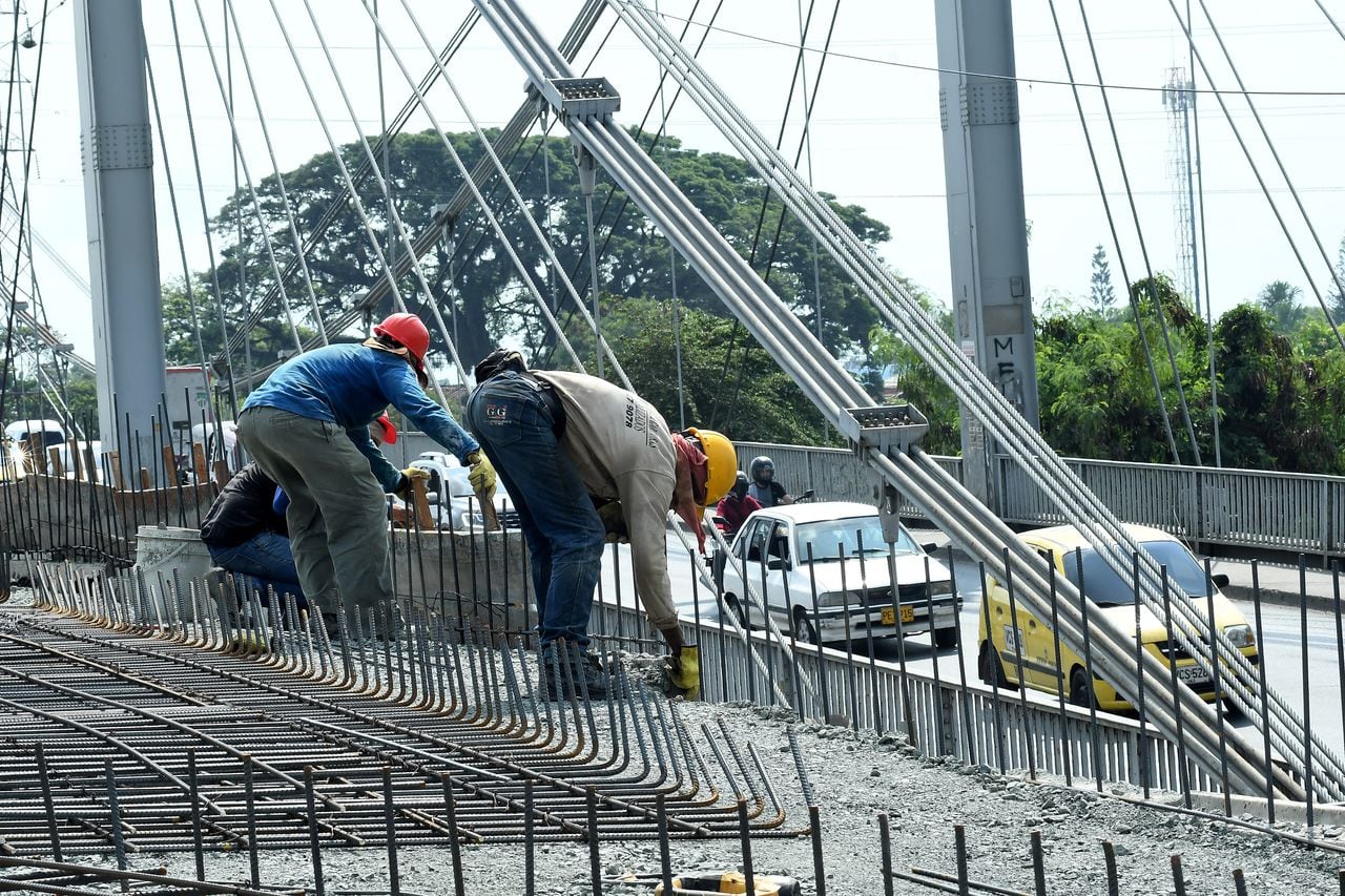 Continuan a toda marcha las obras del puente de Juanchito para poder cumplir con la fecha cuadrada que es finalizando el mes de Marzo. Fotos Wirman Rios / El Pais.