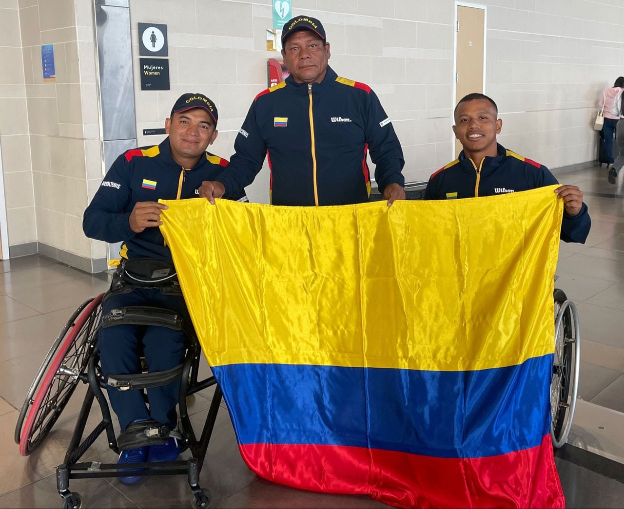 David Romero Tapiero (der.) junto a sus compañeros de la Selección Colombia de tenis adaptado.