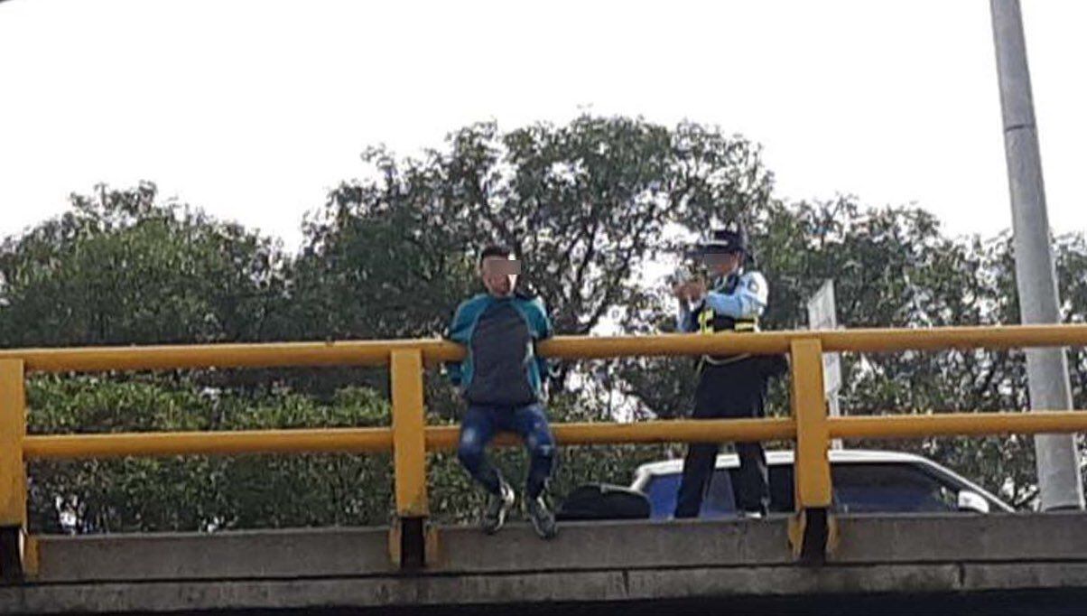 Una agente de tránsito evitó que un hombre se lanzara desde un puente al sur de Medellín.
