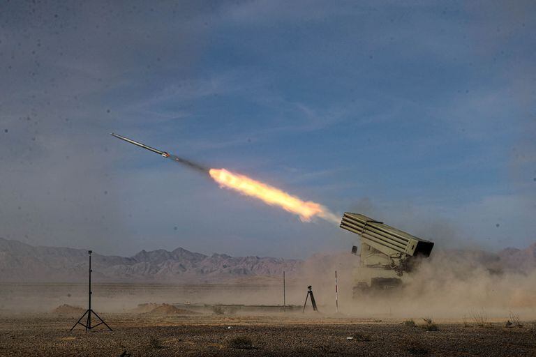 Lanzamiento de un misil durante un ejercicio militar en Isfahán, Irán, 28 de octubre de 2023. Ejército iraní