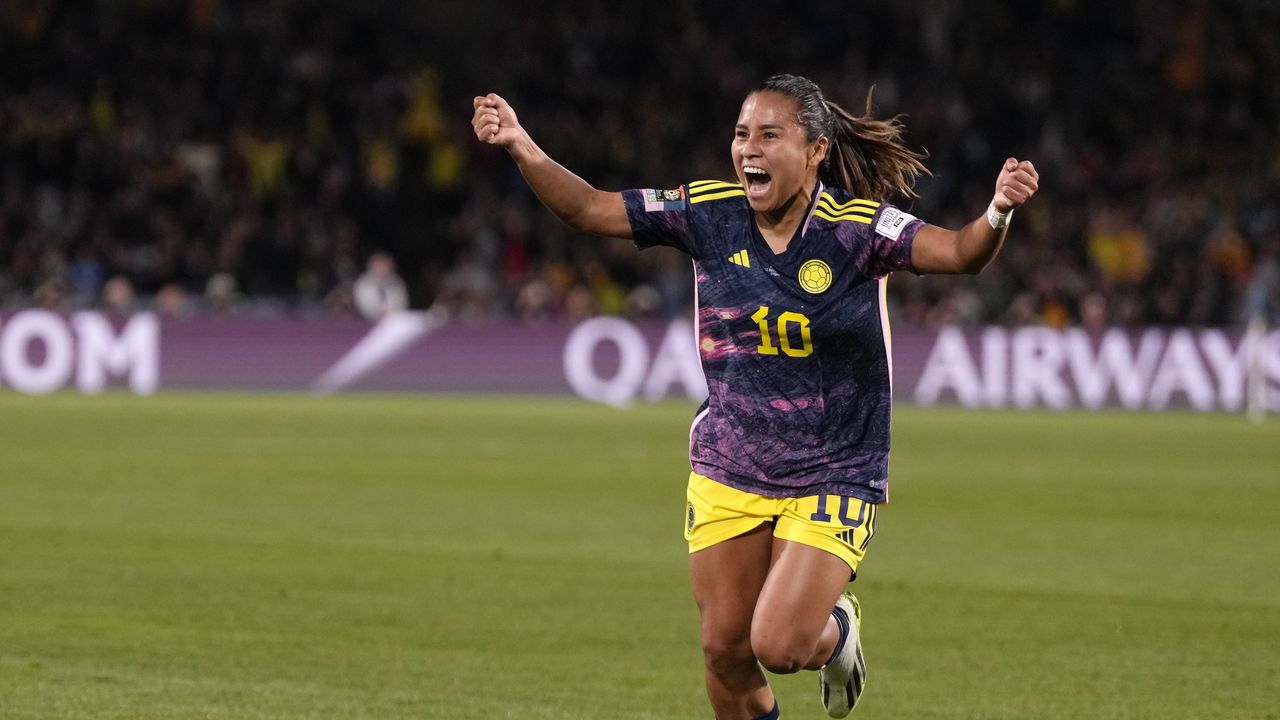 La colombiana Leicy Santos celebra después de marcar el primer gol durante el partido de fútbol de cuartos de final de la Copa Mundial Femenina entre Inglaterra y Colombia en el Estadio Australia en Sídney, Australia, el sábado 12 de agosto de 2023. (Foto AP/Mark Baker)