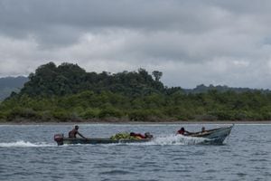 El mar Pacífico colombiano es la principal fuente hídrica de la población. Habitantes de Nuquí, en el Chocó, viven de la pesca y trabajan por la protección y conservación de los ecosistemas de su territorio.