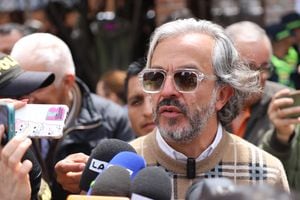 Candidato a la Alcaldía de Bogotá Juan Daniel Oviedo ejerce su derecho al voto