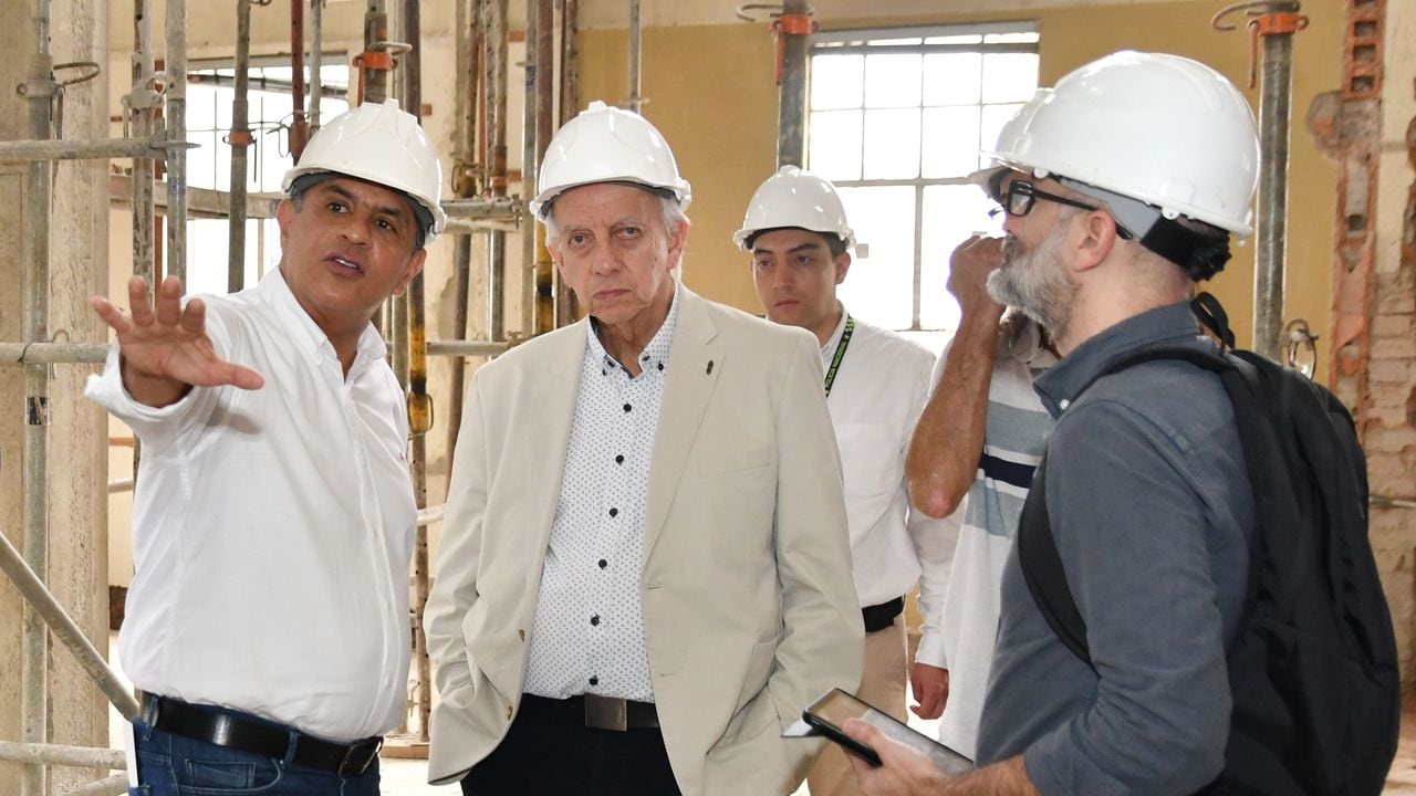 Jorge Ignacio Zorro, ministro de Cultura visitó el emblemático edificio de Coltabaco.

Foto: Alcaldía de Cali.