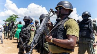 Un grupo de agentes de la Brigada de Seguridad de Áreas Protegidas (BSAP) monitorea el lado haitiano de la frontera y las obras de construcción del canal en la comuna de Ouanaminthe, Haití, el 20 de septiembre de 2023.