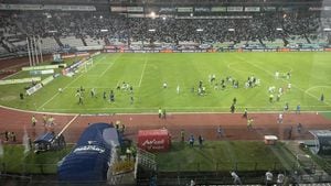 Seguidores del Once Caldas ingresaron al terreno de juego para agredir a los futbolistas del plantel.