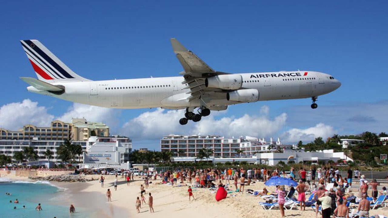 El aeropuerto de la Isla de San Martín queda a unos pocos metros de la playa, por lo que cada uno de los aterrizajes supone un espectáculo para sus visitantes.
