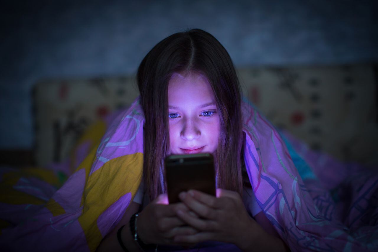 El uso excesivo de la tecnología puede llevar a una dependencia y adicción a los dispositivos electrónicos, lo que puede afectar negativamente la salud mental de los menores de edad.