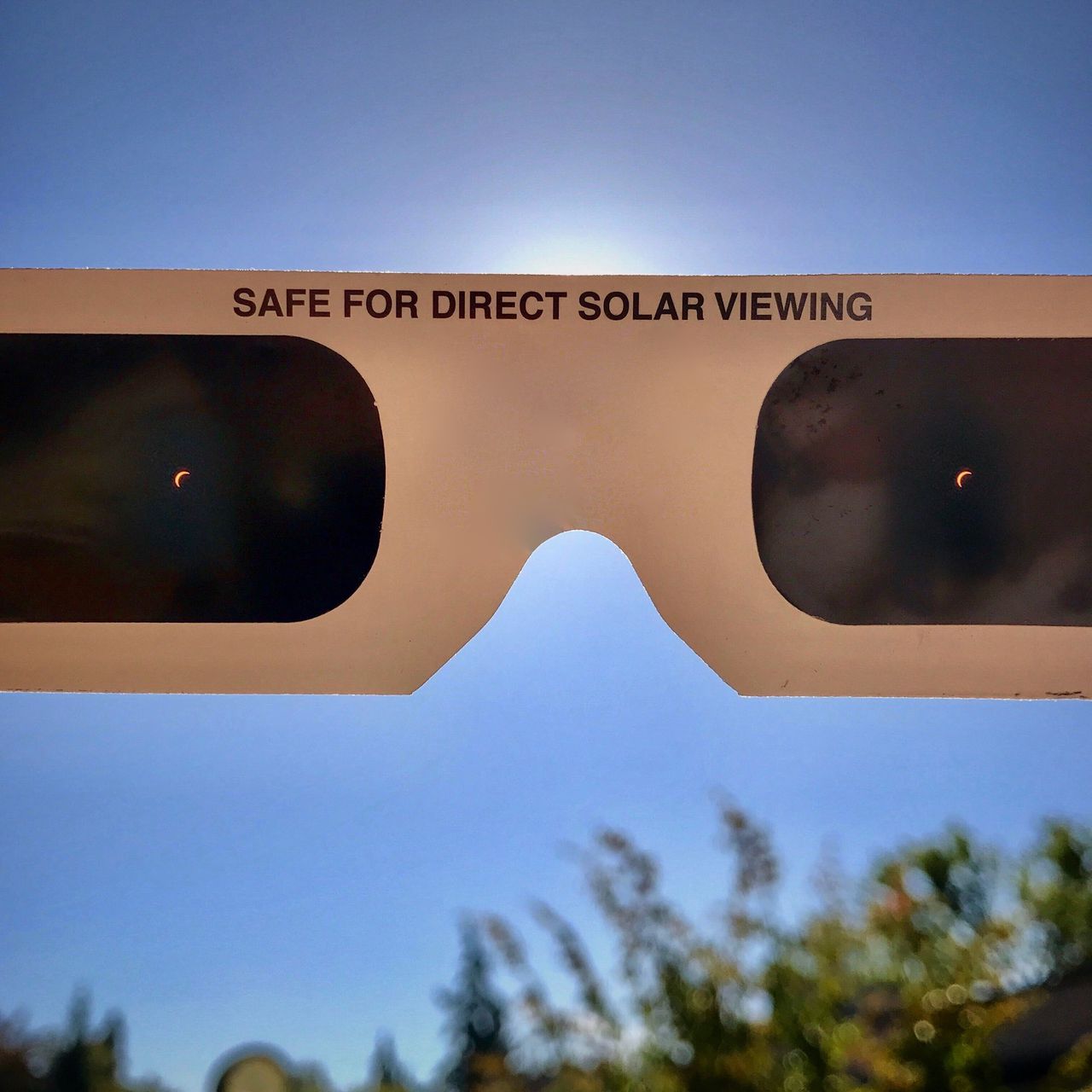Se deben usar gafas de protección especiales para eclipses.