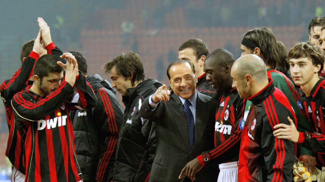 El presidente del AC Milan, Silvio Berlusconi (C), posa con los jugadores del AC Milan.