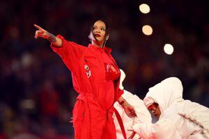 Rihanna en su presentación en el Super Bowl tras volver a los  los escenarios después de siete  años.