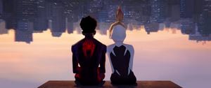 Esta imagen difundida por Sony Pictures Animation muestra a Miles Morales como Spider-Man, con la voz de Shameik Moore, a la izquierda, y Spider-Gwen, con la voz de Hailee Steinfeld, en una escena de "Spider-Man: Across the Spider-Verse" . (Sony Pictures Animation vía AP)