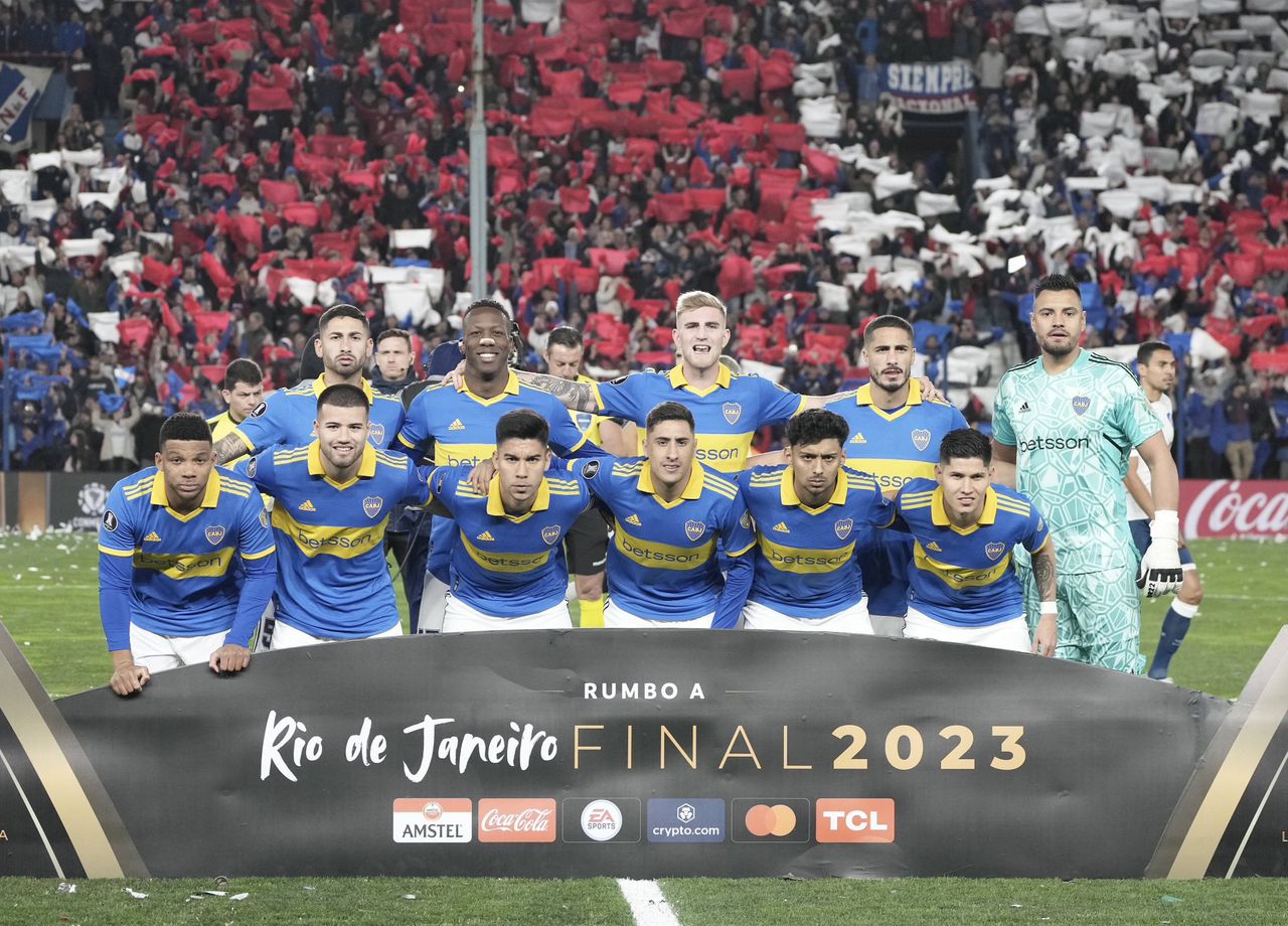 Jugadores de Boca Juniors se toman la foto oficial previo al duelo frente a Nacional de Uruguay por Copa Libertadores