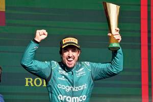 Muy feliz se le vio al español Fernando Alonso de la escuadra  Aston Martin, al lograr el tercer puesto en el Gran Premio de Sao Paulo de la F1 en la temporada 2023. /Foto NELSON ALMEIDA / AFP