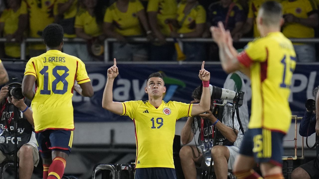 El colombiano Rafael Santos Borré, centro, celebra marcar el primer gol de su equipo contra Venezuela durante un partido de clasificación para la Copa Mundial de la FIFA 2026 en el estadio Metropolitano de Barranquilla, Colombia, el jueves 7 de septiembre de 2023. (Foto AP/Fernando Vergara)