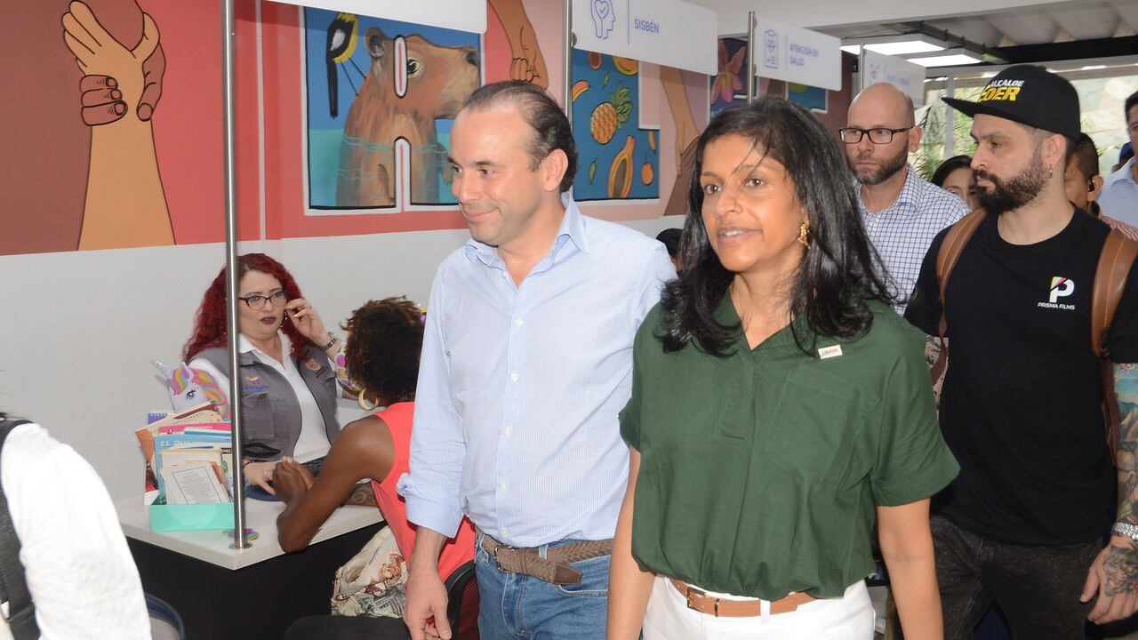 Cali: Visita de Anupama Rajaraman directora de Usaid Colombia  y el alcalde Alejandro Eder a las instalaciones de Centro Integrate Cali para población migrante. foto José L Guzmán. El País feb 1-24