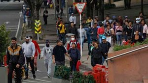 En Bogotá, Cali y Medellín, ciudadanos venezolanos se reunieron en las calles motivados por información falsa que circulaba por redes sociales asegurando que les brindarían subsidios.