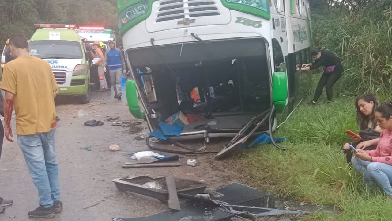 Un bus intermunicipal se volcó en la vía que comunica a Chinacota con Cúcuta.