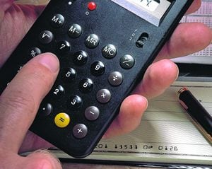 Tomar la calculadora y hacer cuentas antes de tomar un crédito es la recomendación que les hacen los analistas a los usuarios de la banca.
