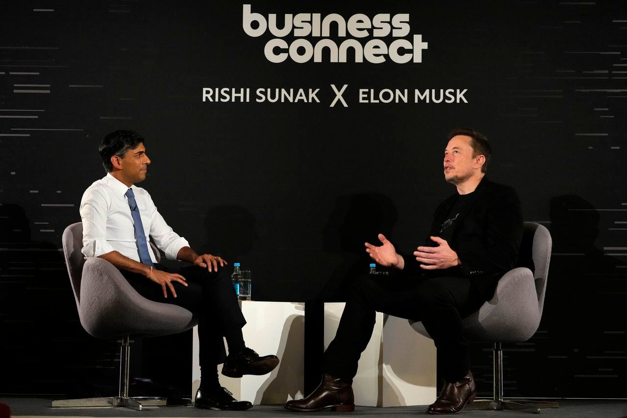 El primer ministro británico, Rishi Sunak, a la izquierda, asiste a un evento de conversación con el director ejecutivo de Tesla y SpaceX, Elon Musk, en Londres, el jueves 2 de noviembre de 2023. Sunak habló sobre IA con Elon Musk en una conversación que se reproduce en la red social X, que posee Musk.