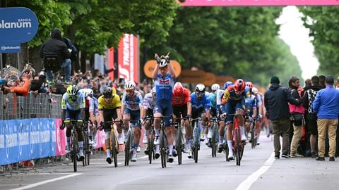 Brazos en alto para Tim Merlier, ganador de la tercera etapa en el Giro.