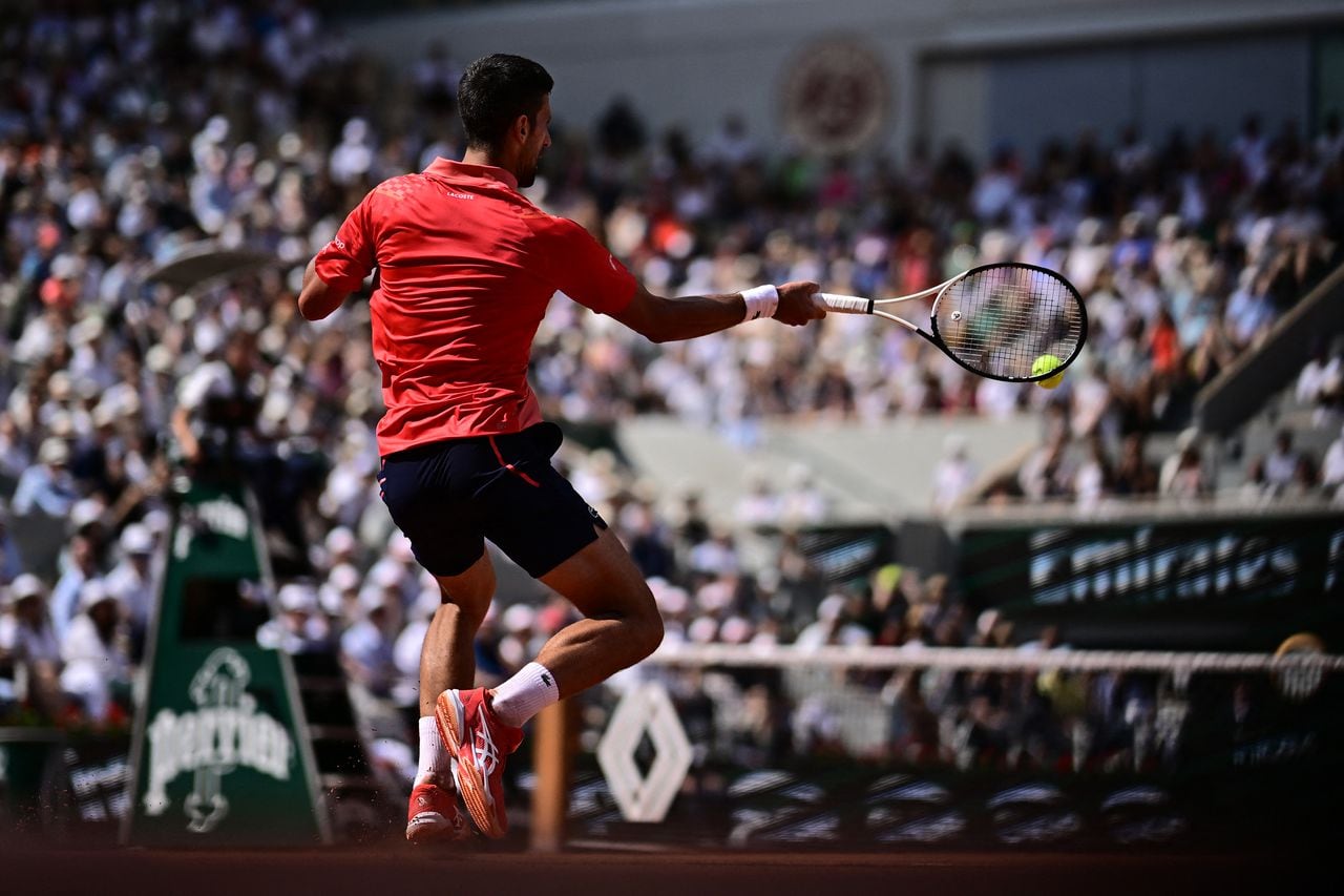 Novak Djokovic venció con mucha comodidad a Carlos Alcaraz, quien sufrió problemas físicos en el partido de semifinales de Roland Garros.