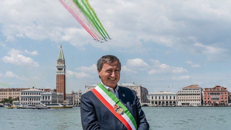 Luigi Brugnaro, alcalde de Venecia, quien busca controlar la turismo desmedido en Venecia.