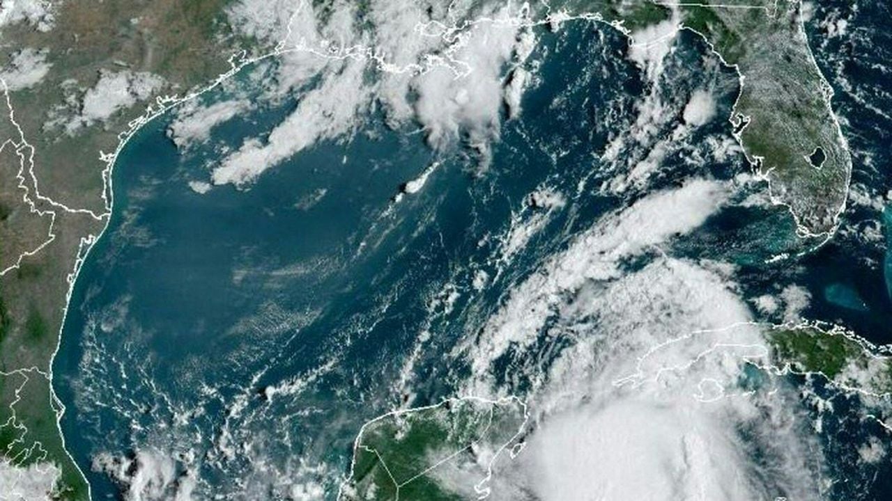 Los meteorólogos predicen que podría convertirse en un gran huracán antes de tocar tierra en Florida esta semana.