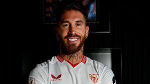Sergio Ramos posando con la camiseta del Sevilla FC.