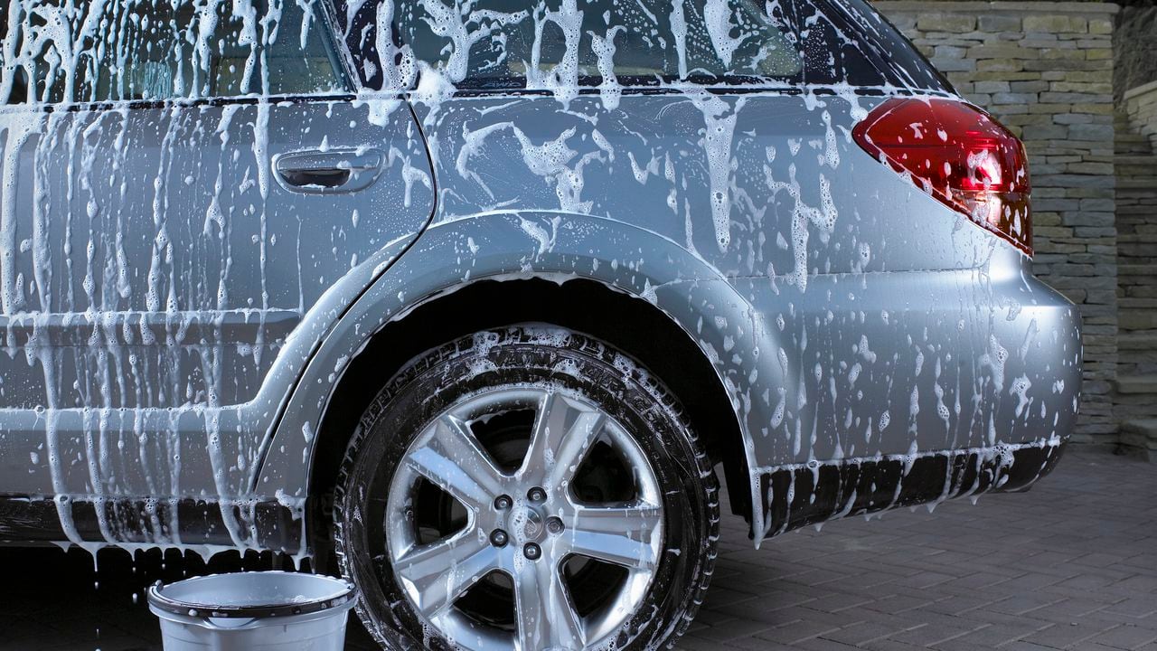 Conducir bajo la lluvia puede plantear riesgos para ciertas áreas críticas del automóvil, como el sistema de escape y los componentes eléctricos.