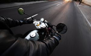 Moto nocturna: 6 consejos para viajar de forma segura y precautelosa