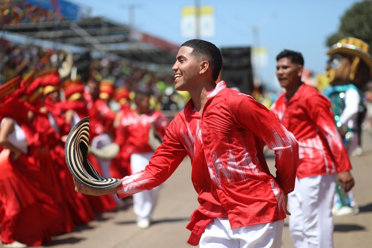 Las danzas del Caribe deleitaron a los asistentes a la Batalla de Flores (Colprensa - Jairo Kassiani)