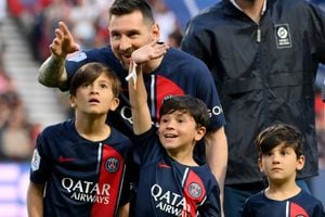 Lionel Messi junto a sus hijos en el último partido de la temporada
