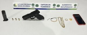 A los dos presuntos ladrones les incautaron un arma traumática modificada como arma de fuego para disparar con cartuchos modificados, un celular, una cadena de oro, dos anillos y una manilla.