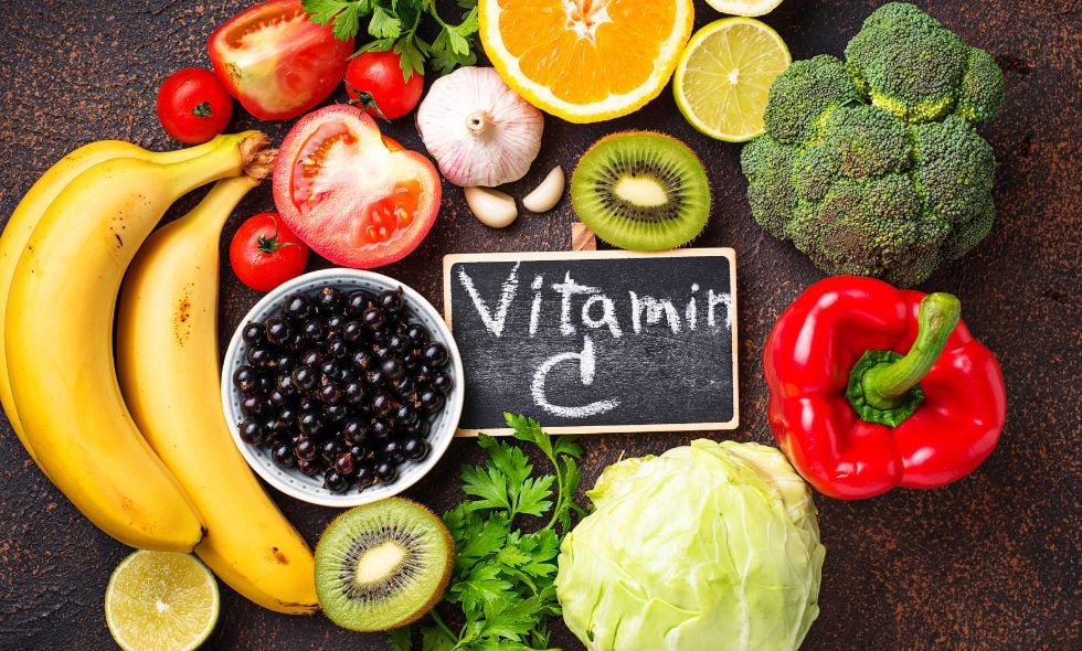 Los alimentos ricos en vitamina C, como cítricos, frutas y verduras, son fuentes naturales para obtener esta vitamina esencial para la salud pancreática.