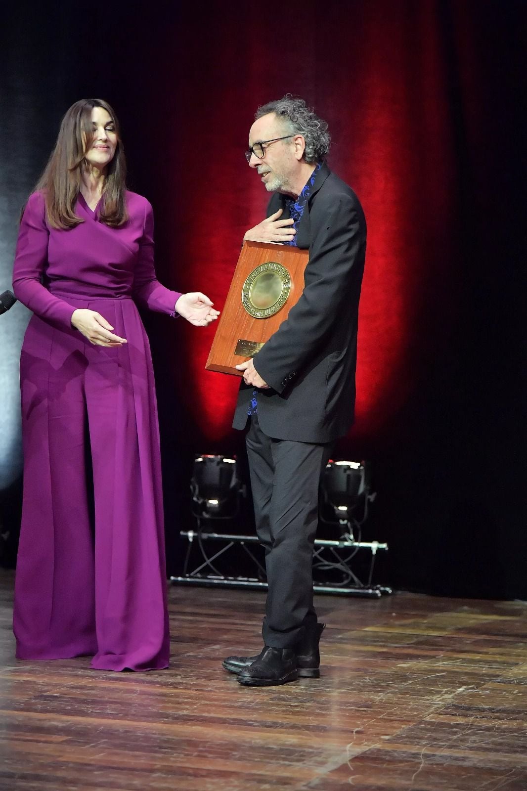 Monica Bellucci fue la encargada de entregarle el galardón en el 14° Festival de Cine Lumière a Tim Burton.