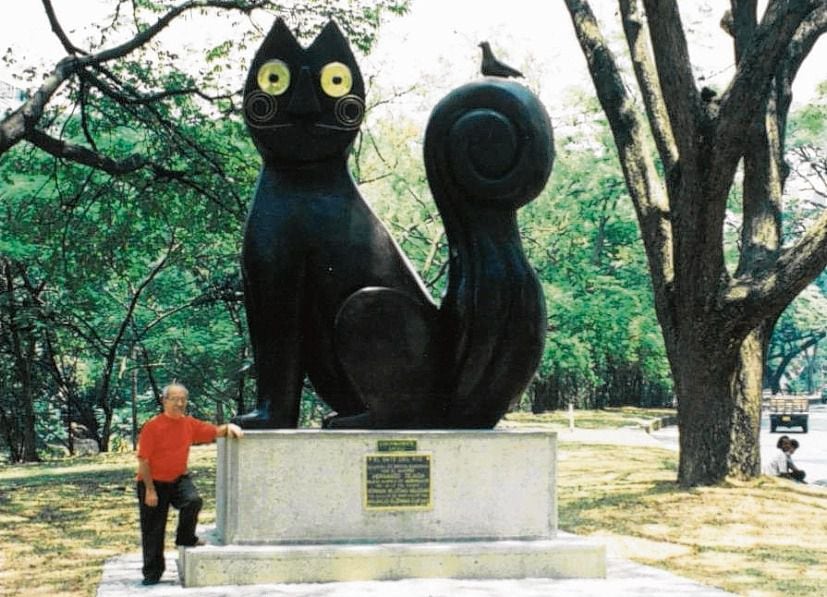 Hernando  junto a su monumento más emblemático, el Gato de Tejada o del Río, inaugurado en el oeste de Cali el 3 de julio de 1996.