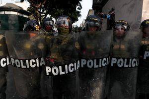 Policía de Perú en las calles de Lima