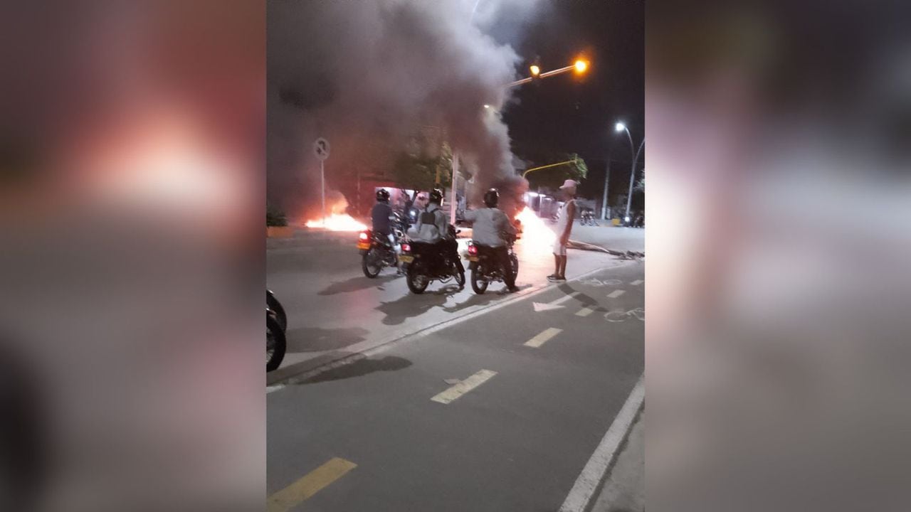 Una motocicleta de agentes de tránsito fue incinerada en los desmanes.