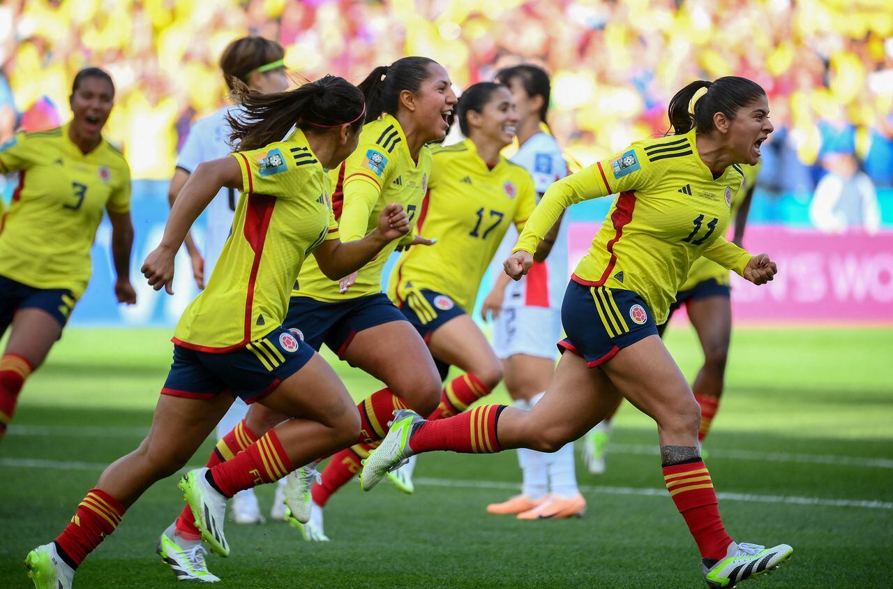 La delantera colombiana Catalina Usme (R) celebra después de anotar el primer gol de su equipo desde el punto de penalti durante el partido de fútbol del Grupo H de la Copa Mundial Femenina de Australia y Nueva Zelanda 2023 entre Colombia y Corea del Sur en el Estadio de Fútbol de Sydney en Sydney el 25 de julio de 2023. ( Foto de FRANCK FIFE / AFP)
