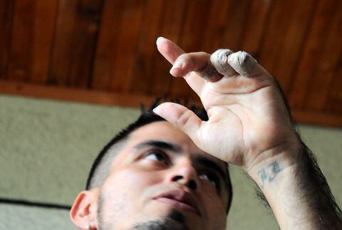 Orden: Jonathan Solano, conductor del Mío que le amputaron dos dedos, para robarlo. foto José L Guzmán. EL País.