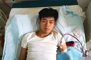 Un joven de origen asiático creyó que vender su riñón para comprar 'gadgets' sería más fácil, sin embargo actualmente necesita de asistencia médica las 24 horas del día tras la operación. Foto: Redes sociales.