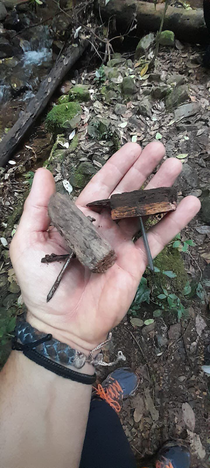 Las puntillas estaban enterradas en un bloque de madera para que pudieran quedar con la punta hacia arriba. | Foto: captura de redes sociales