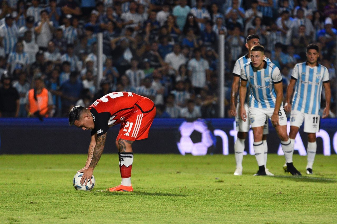 Ezequiel Barco preparándose para ejecutar el penal de River ante Atlético Tucumán.