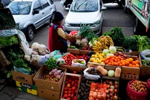 Un vendedor vende frutas y verduras en la acera de Buenos Aires, Argentina, la madrugada del miércoles 13 de septiembre de 2023. Argentina tiene una de las tasas de inflación más altas del mundo. (AP Foto/Natacha Pisarenko)