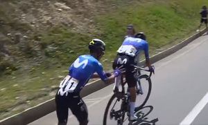 Nairo Quintana empuja al pedalista Iván Ramiro Sosa, para que reingrese al pelotón que iba en punta, en la última etapa del Tour Colombia 2024, entre Sopó y Bogotá, tras sufrir un percance mecánico.